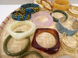 de nombreux bracelets et joncs posés sur un plateau