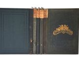 un vieux livre ouvert, dévoilant une couverture noire ornée d'un emblème doré