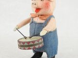une figurine représentant un cochon jouant du tambour