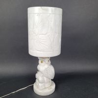 Lampe en albâtre sculpté représentant un hibou, abat-jour à …