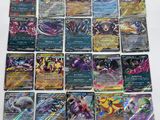 un tas de cartes pokemon posées sur une table