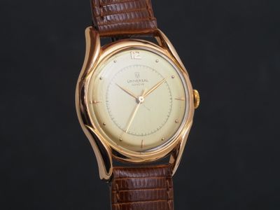un gros plan d'une montre avec un bracelet marron
