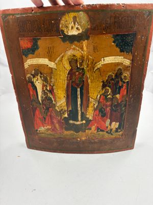 une ancienne icône en bois représentant le crucifix de Jésus sur fond blanc