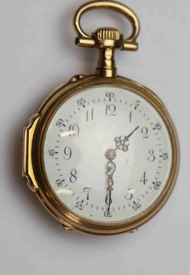 gros plan d'une montre de poche en or sur une surface blanche