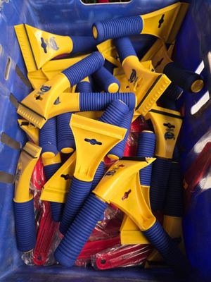 un bac bleu rempli de tuyaux jaunes et bleus