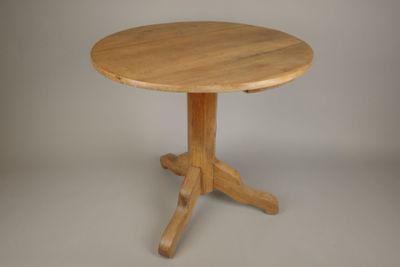 une petite table avec un plateau en bois sur fond blanc