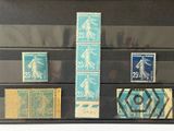 une photo d'une collection de timbres dans une vitrine