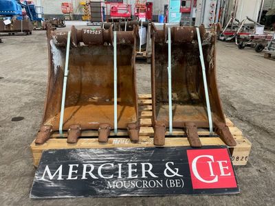 deux seaux posés sur une palette