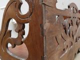 un lit en bois avec une tête et un pied de lit sculptés