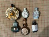 plusieurs types de flacons de parfum sur la table