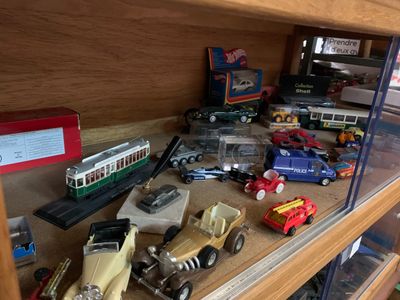 * Lot de véhicules miniatures dont bus - Photo 1