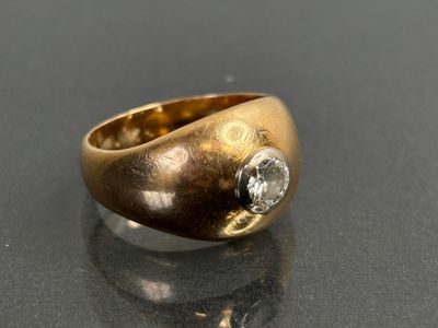 BAGUE chevalière en or jaune 18K sertie clos d'un diamant.
