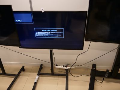 un téléviseur à écran plat posé sur un support dans une pièce