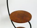 une table en bois à trois niveaux sur laquelle sont posées deux assiettes