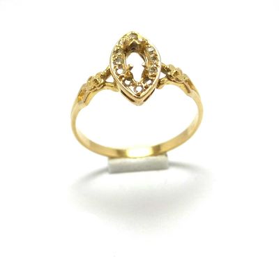 un gros plan d'une bague en or ornée d'un cœur