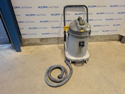 l'aspirateur est posé par terre devant le mur
