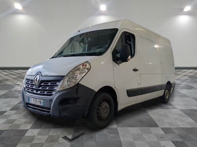 la photo d'une camionnette blanche garée dans une pièce
