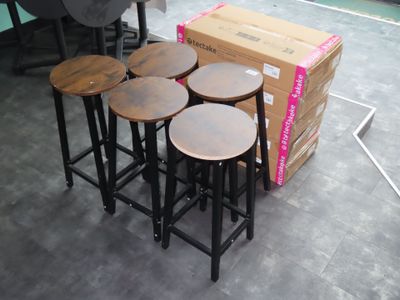 quatre tabourets posés devant une boîte