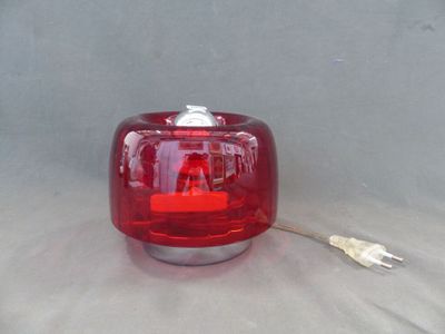 une lampe rouge posée sur une table