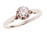 gros plan d'une bague en diamant sur fond blanc