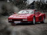 une voiture de sport rouge garée sur le bord de la route