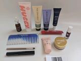 une table blanche sur laquelle sont disposés de nombreux produits de beauté