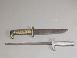deux types de couteaux différents qui se trouvent sur la table