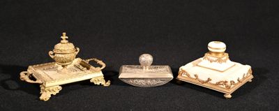 trois types différents d'objets anciens en argent et en or sur fond noir