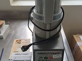 une photo d'un robot ménager posé sur une table