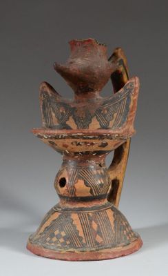 une image représentant un vase orné d'un oiseau