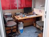 une pièce équipée d'un bureau, d'une chaise et d'un ordinateur posé dessus