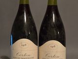 deux bouteilles de vin rouge posées l'une à côté de l'autre sur une table