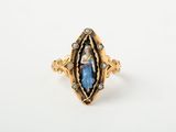 une bague en or sur laquelle est représentée une femme tenant un bébé dans ses bras