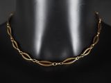 gros plan d'un collier en or sur un mannequin mannequin mannequin mannequin mannequin mannequin mannequin mannequin