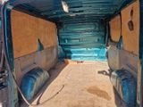 une photo montrant l'intérieur d'une camionnette