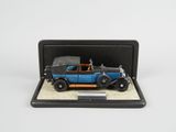 une petite maquette de voiture bleue dans un coffret noir