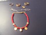 un collier, un bracelet et une bague posés sur une table