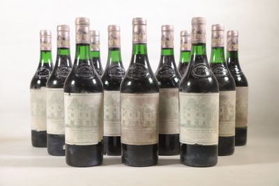 six bouteilles de vin sont alignées sur une table