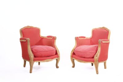 une paire de chaises rouges avec des coussins roses, sur fond blanc