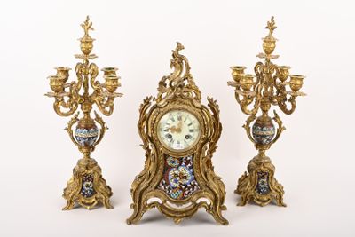 trois horloges posées les unes à côté des autres sur une surface blanche