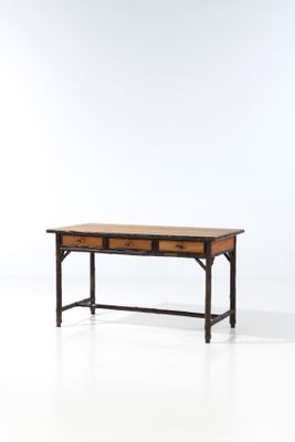 l'image d'un bureau en bois surmonté de deux tiroirs