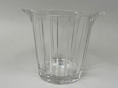 un vase en verre posé sur une table