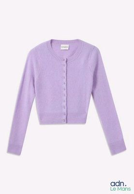 un gros plan d'un cardigan violet sur fond blanc