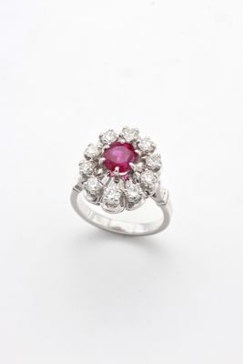 gros plan d'une bague en diamant et rubis sur fond blanc