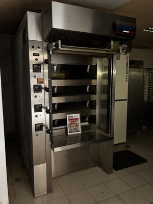 une image d'un four commercial dans une cuisine commerciale