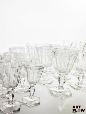 un grand nombre de verres à vin vides posés sur une table