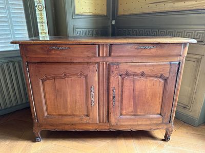 une armoire en bois posée sur un parquet