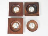 trois plaques en bois sur lesquelles figurent des portraits miniatures de personnes