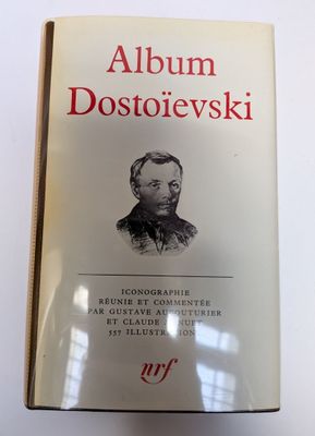 la couverture d'un livre sur laquelle figure la photo d'un homme en uniforme militaire