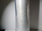 une photo d'un rouleau de film alimentaire posé sur une table
